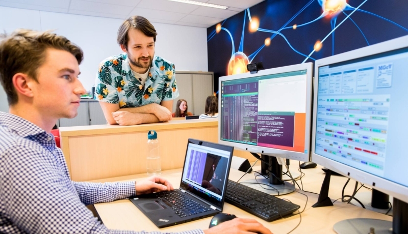 Collega's oefenen samen met SharePoint achter het scherm