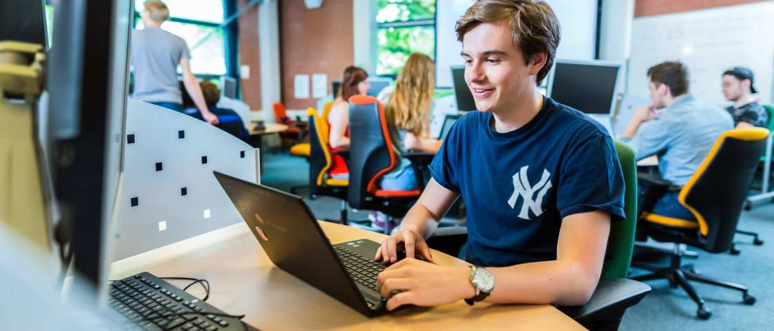 Trainer helpt een beginnende deelnemer met Microsoft Loop