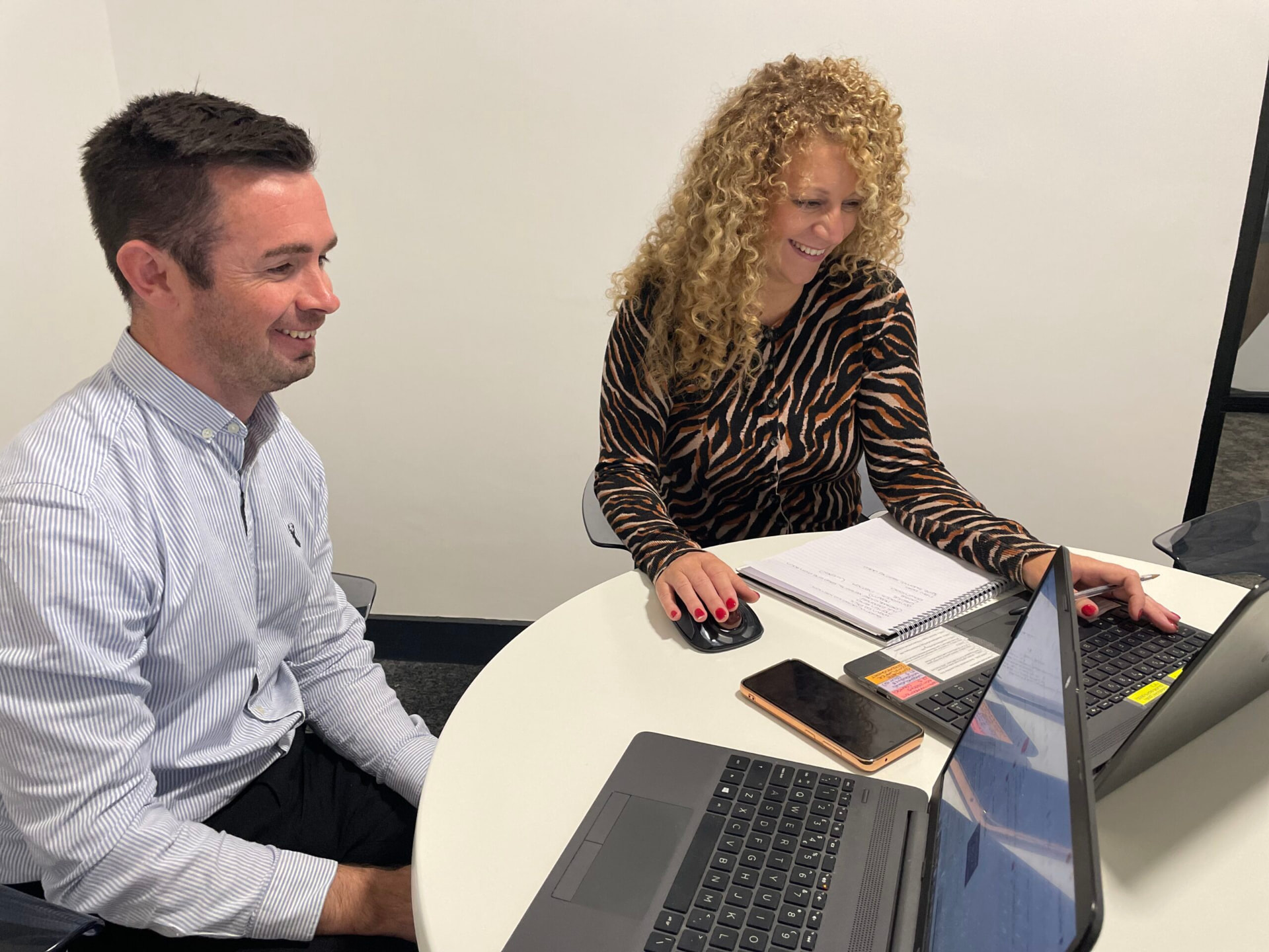 Collega's oefenen samen met Microsoft Lists achter het scherm