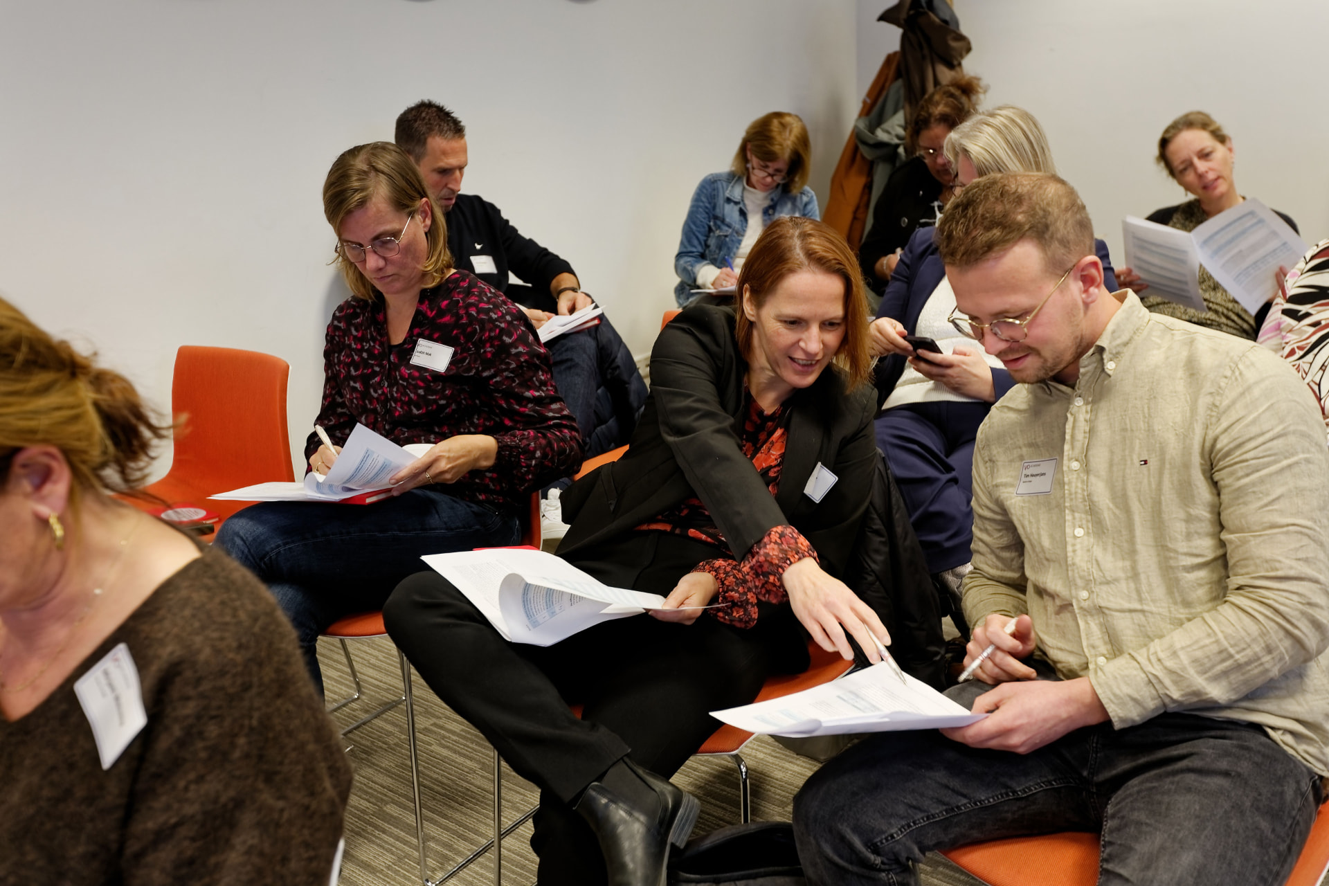 Deelnemers werken samen aan oefeningen uit het cursusmateriaal
