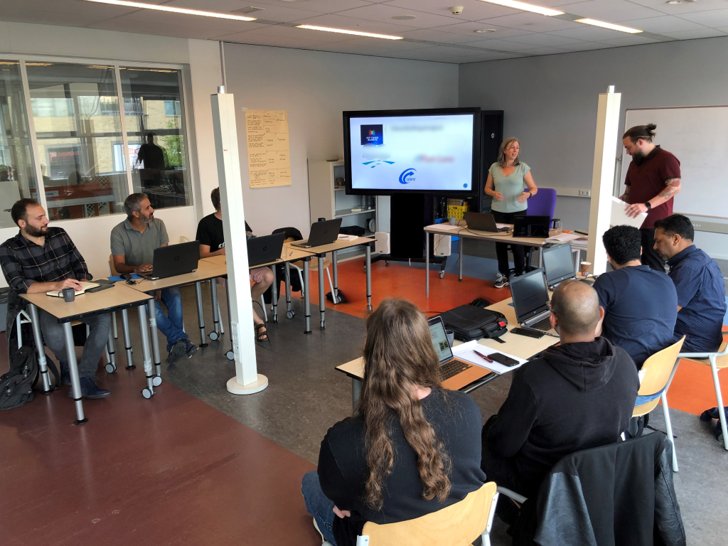 Deelnemers oefenen samen tijdens de Microsoft Intune-training van DigiKennis