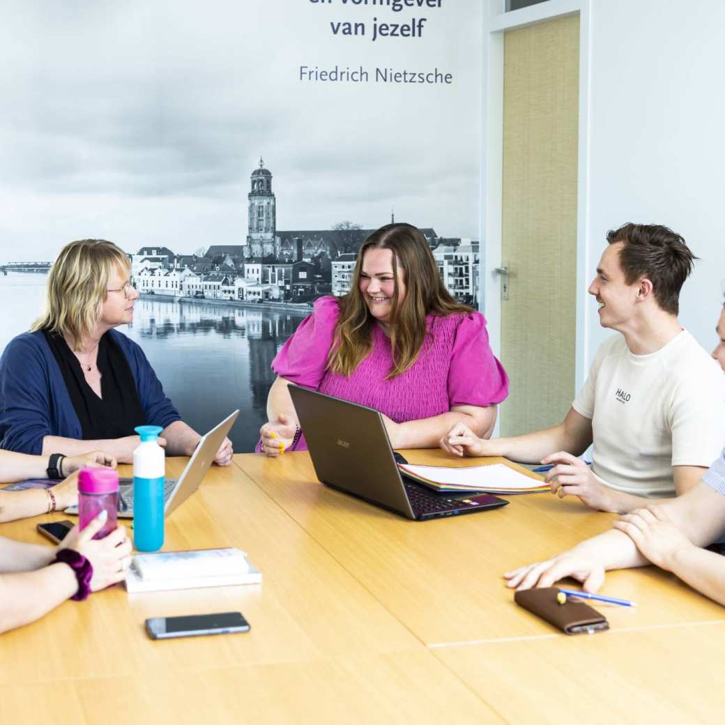 SharePoint groepstraining met deelnemers in een leslokaal
