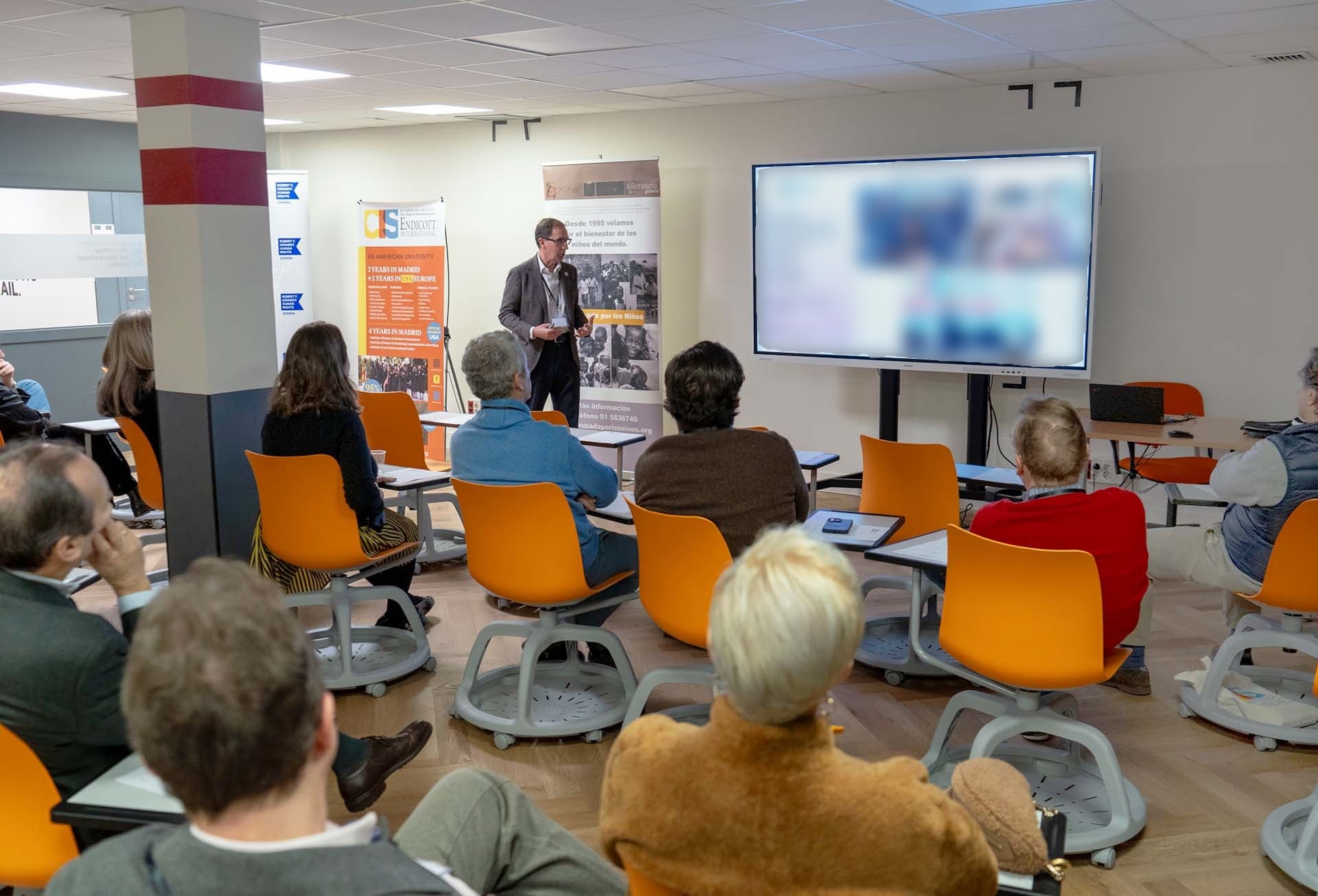 Collega's oefenen samen met Microsoft Copilot achter het scherm
