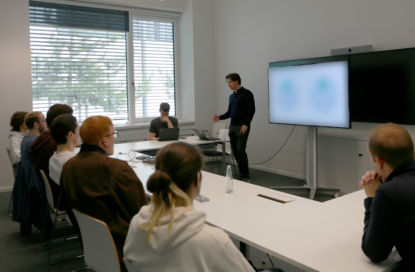 Trainer helpt een beginnende deelnemer met SharePoint