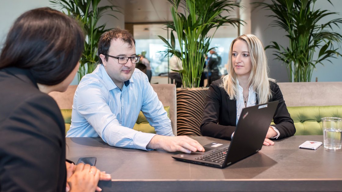 Trainer legt Microsoft Project uit aan een deelnemer