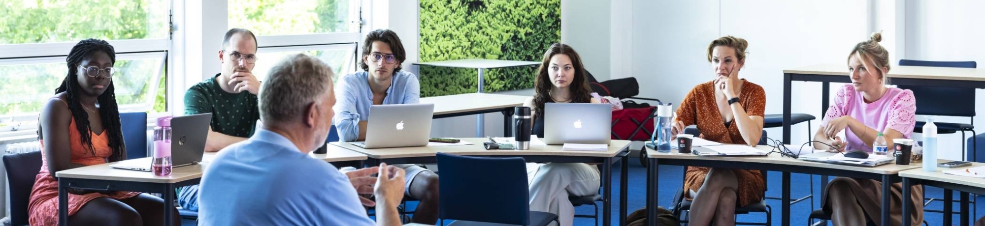 Trainer legt Microsoft Forms uit aan een deelnemer