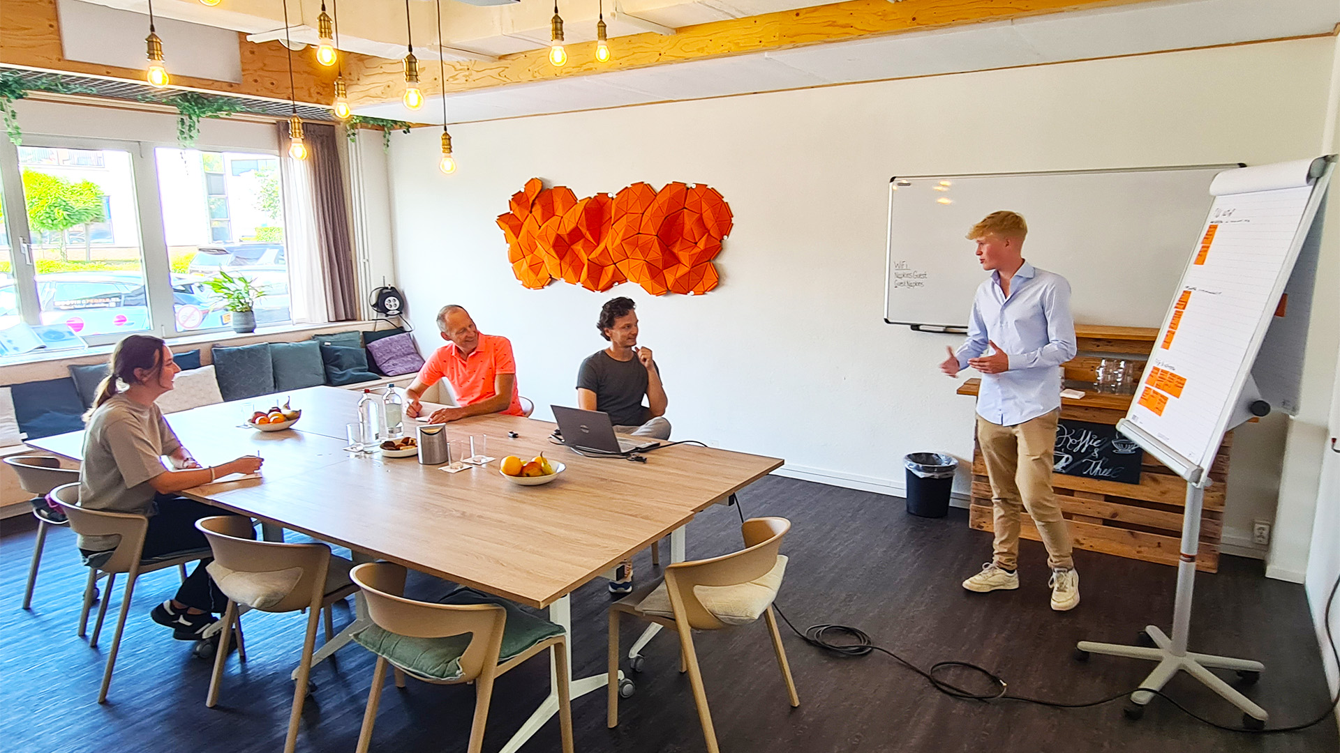 Persoonlijke één-op-één SharePoint-begeleiding aan tafel