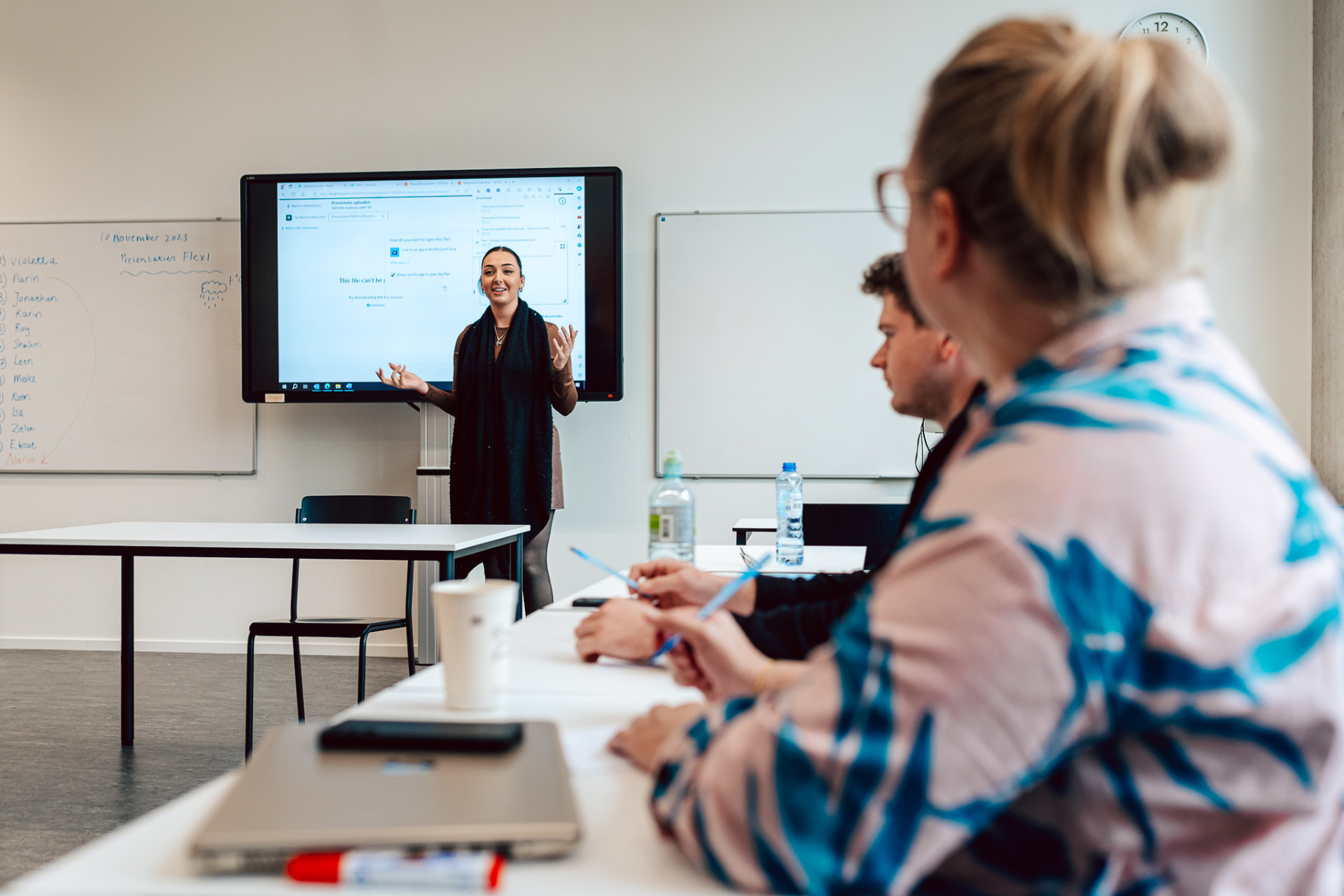 Trainer van DigiKennis geeft uitleg tijdens een training