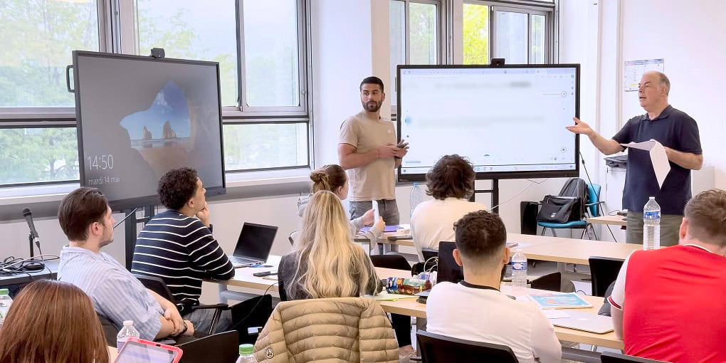Microsoft Forms groepstraining met deelnemers in een leslokaal