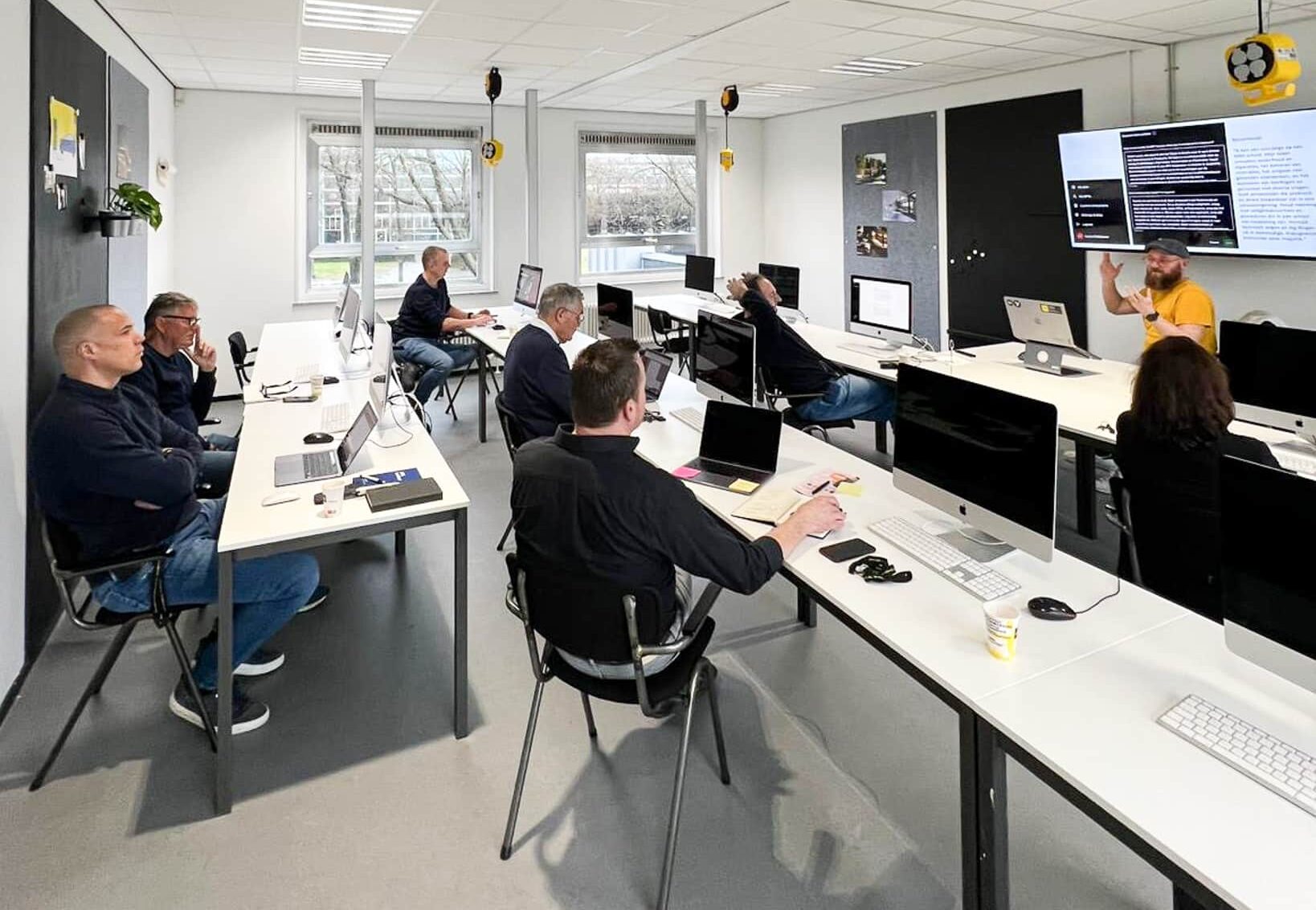 Team volgt een incompany SharePoint-training op kantoor