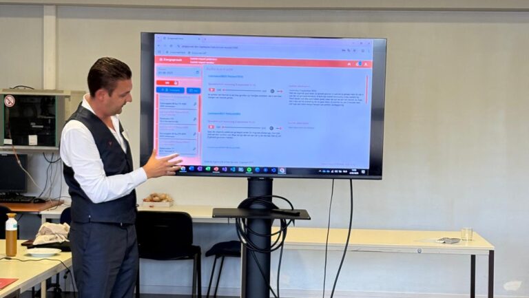 Deelnemers oefenen samen tijdens de Microsoft Loop-training van DigiKennis